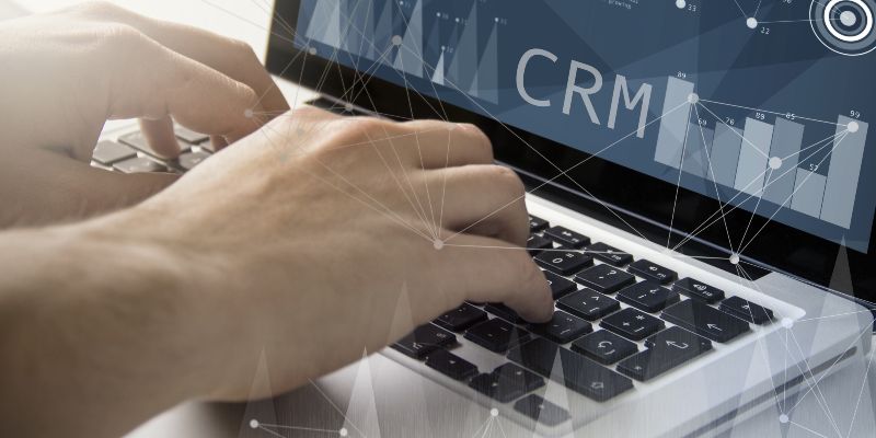 CRM é uma ferramenta que ajuda a integrar o marketing e vendas